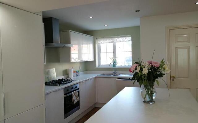 Spacious townhouse with sea views near Cardiff