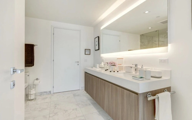 Top Fort Lauderdale Condo 9th Floor - Private and Sanitized, Hotel Amenities, Free Parking for Stays Over 27 Days, 400 ft From the Beach. Hosted by Super Host!