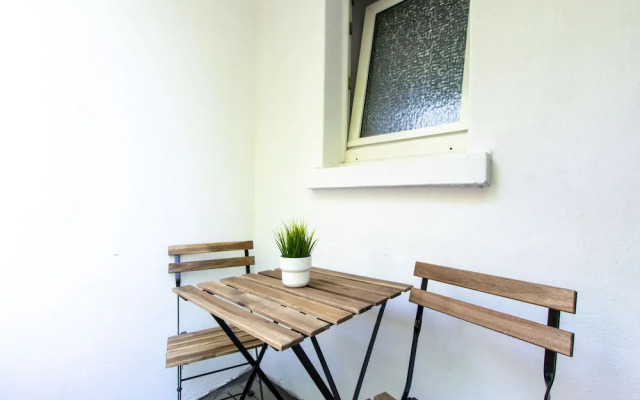 Comfortable Large Center Apartment