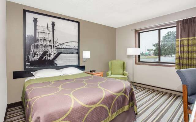 Super 8 by Wyndham Green Bay Near Stadium