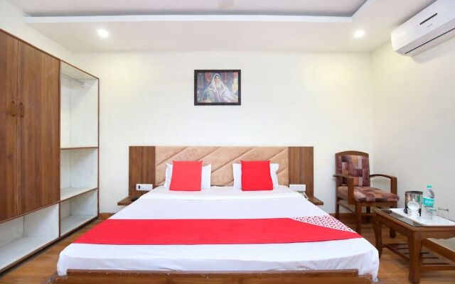 OYO 24442 Amaze Inn