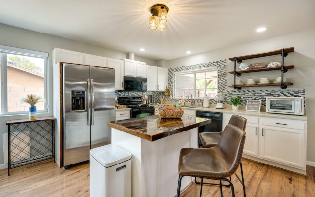 Glendale Getaway: Swim, Putt, Grill, & Relax!