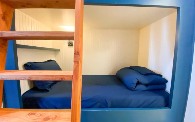 ITH Santa Barbara Beach Hostel