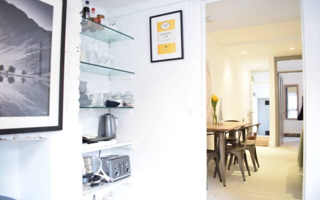Modern 1 Bedroom Flat in Battersea With Patio