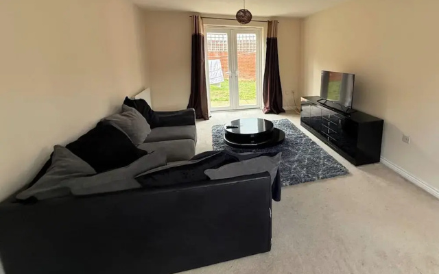 4 Bedroom House Sleeps 8 - Free Parking - Garden