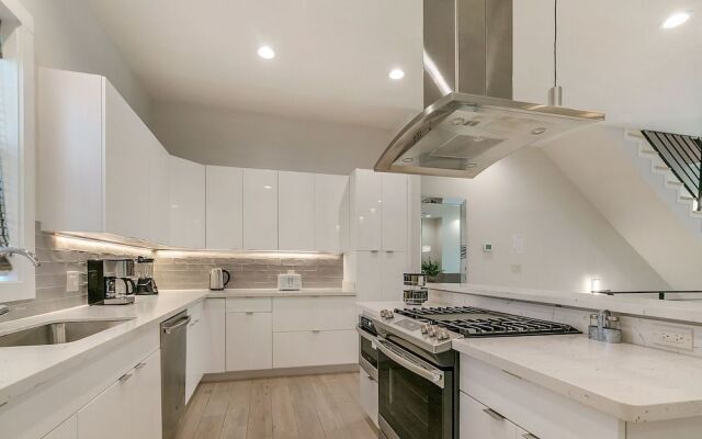 Spacious Townhouse with Balcony