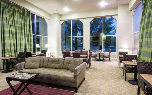 Ramada by Wyndham West Sacramento Hotel and Suites