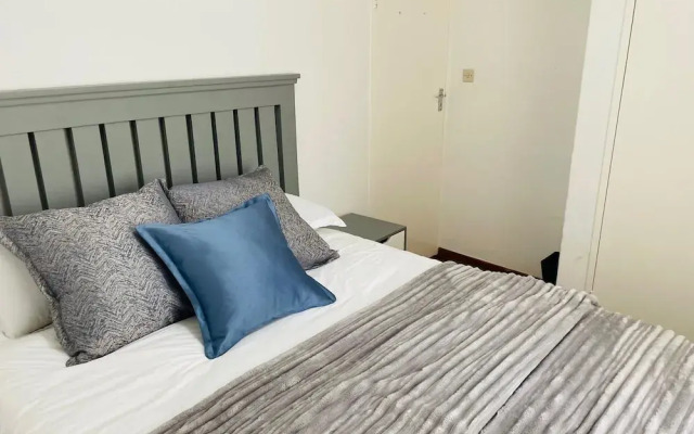 Immaculate Home in Avondale West - 2166