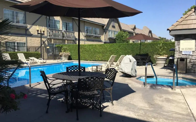 Folk Inn Ontario Airport