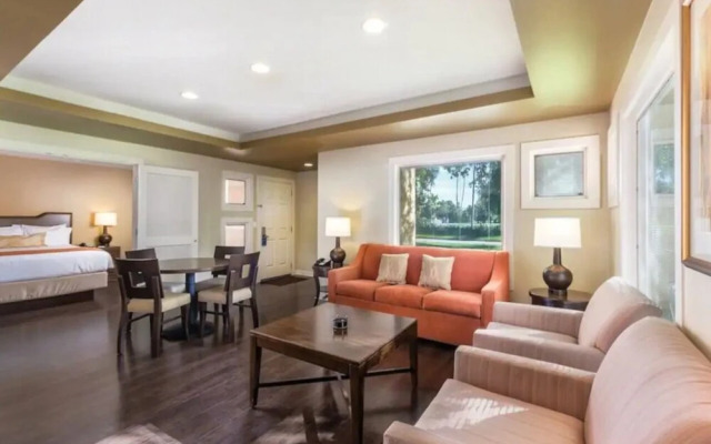 Private One Bedroom Condo on Golf Course, free parking