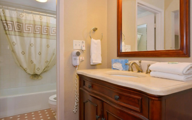 Lamplighter Inn & Suites - North