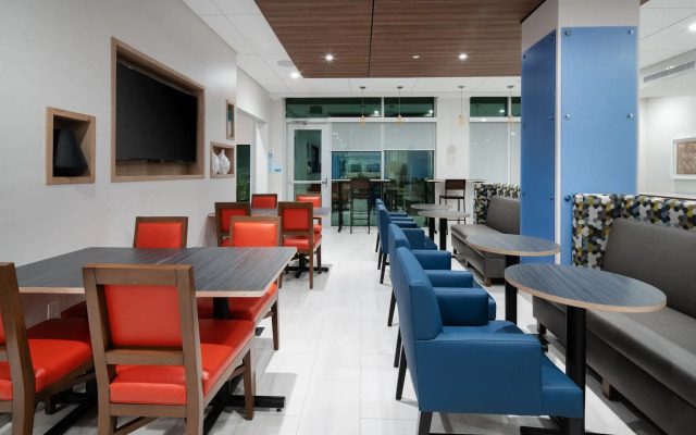 Holiday Inn Express & Suites Murrieta by IHG