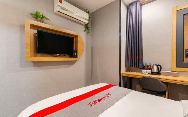 Yunyi Chain Hotel (Nanjing Qixia Yaohuamen Subway Station)