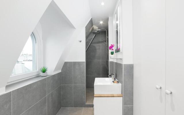 Luxury 2 Bedrooms Le Louvre I by Livinparis