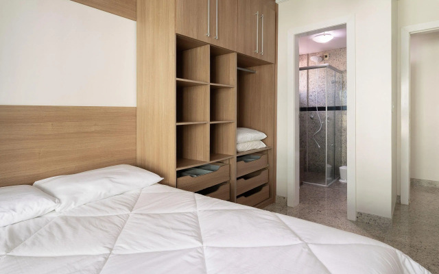 Apto c/ varanda a 160m da praia de Bombas COL102