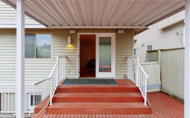 Convenient to Attractions & Close To Airport