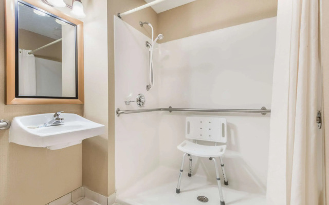 Super 8 by Wyndham Salina I-70