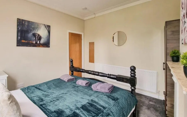 Rustic Ebony Suite With Free Parking