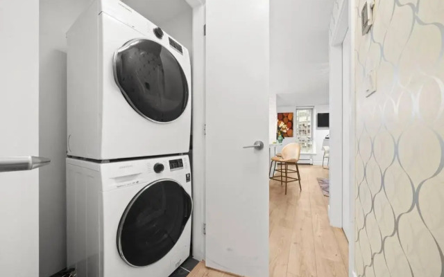 Water View Condo in Downtown Vancouver (2BR/2Bath)