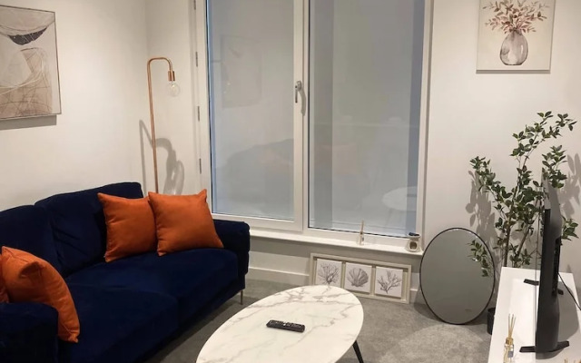 Lakeside - Central Apartment - Free Parking - Cinema Room