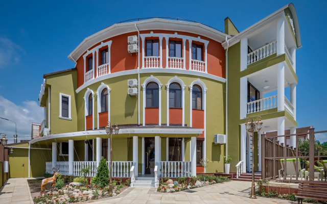 Mini-Hotel Biography