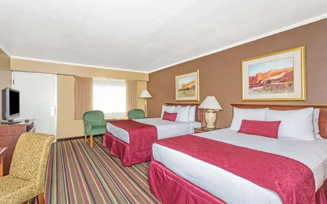 Days Inn & Suites By Wyndham Logan