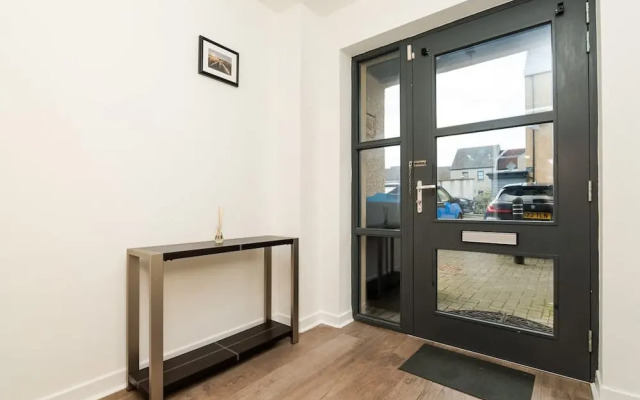 3 Bedroom House - Free Parking