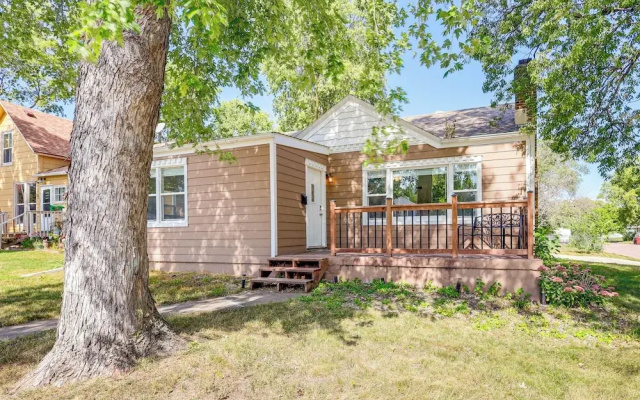Half-mi to Dtwn Yankton & River: Charming Home!