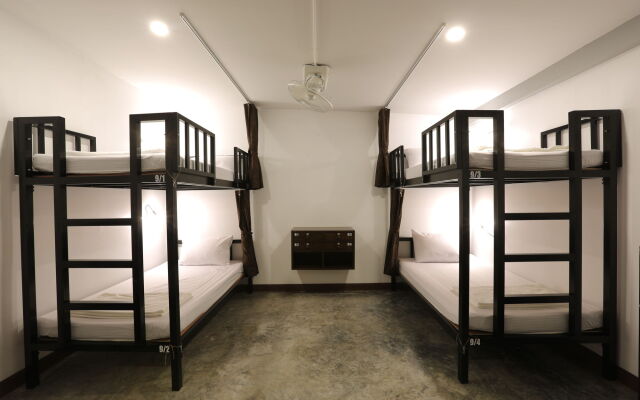 Balcony Party Hostel Beachfront - Adults Only