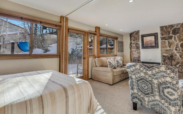 Laurelwood Condominiums Studio Premier Unit 301