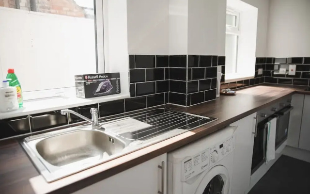 Room in Guest Room - Large Double Room in Leicester