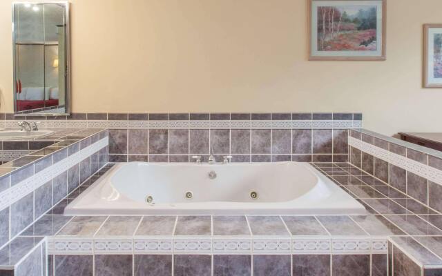 Schenectady Inn & Suites