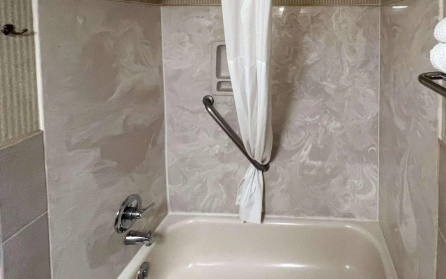 Quality Inn & Suites Grants - I-40