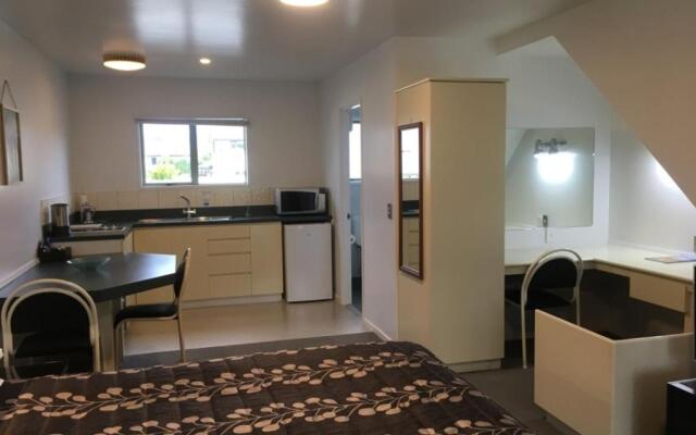 Colonial Manor Motel