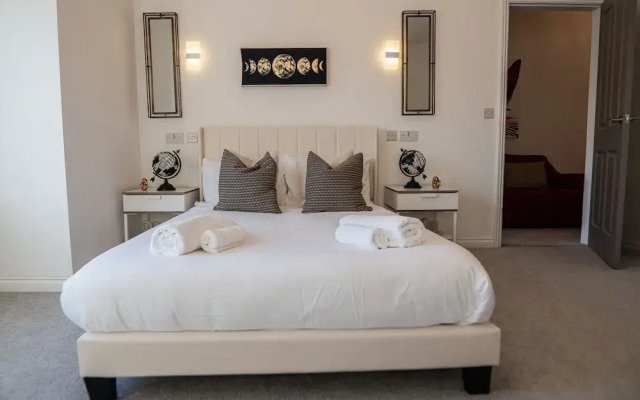 Manchester - 4 Beds - Sleeps 7 - Street Parking