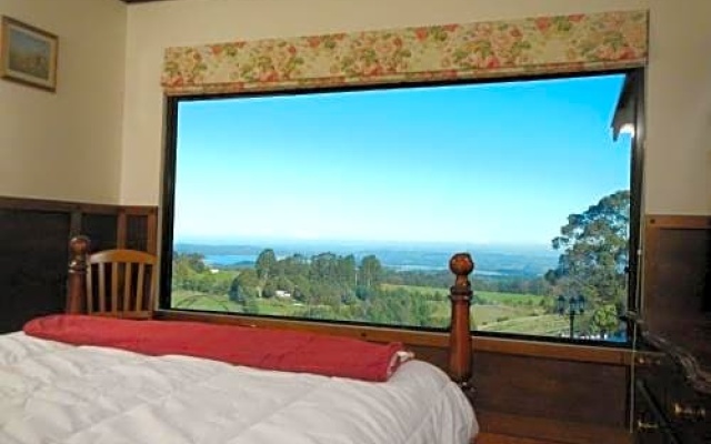 A Cottage with a View at Tudor Ridge – Guest Rooms – Melbourne