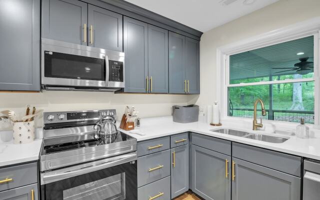 Woodhaven: Your Serene Countryside Escape 5 Bedroom Farmhouse by RedAwning