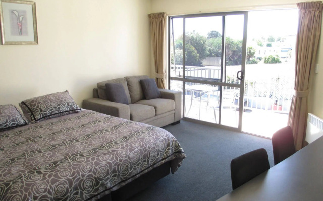 Bay Crest Motor Lodge