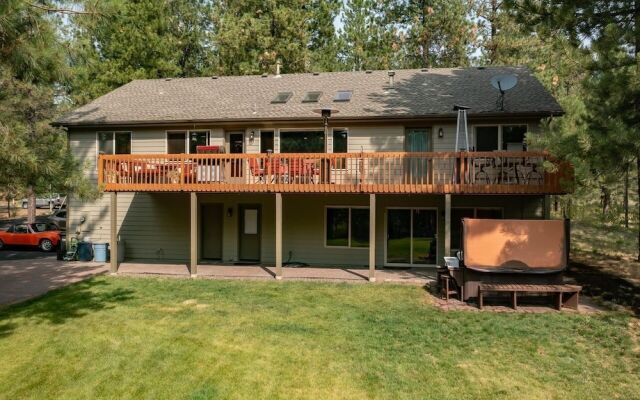 Super Coop 5 Bedroom Home by RedAwning, Bend
