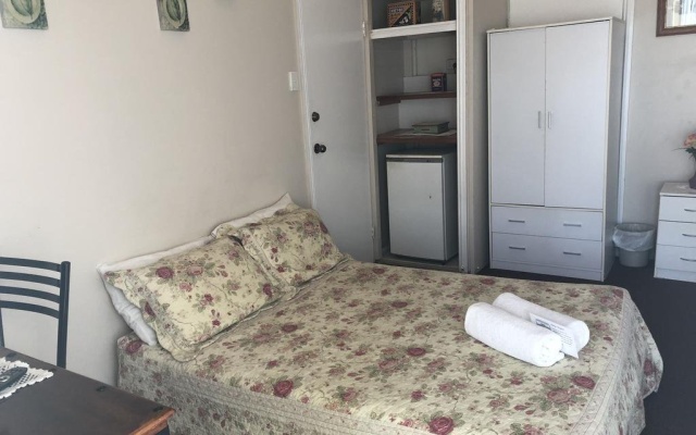 Royal Private Hotel – Guest Rooms – Charters Towers