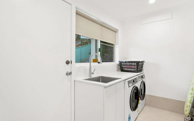 Island View - 80 Lentara St - Large Family Home, Pool, WIFI and Sweeping Views of Fingal – Guest Rooms – Fingal Bay