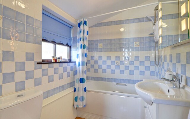 Picturesque Holiday Home in Bwlch-y-groes With Garden