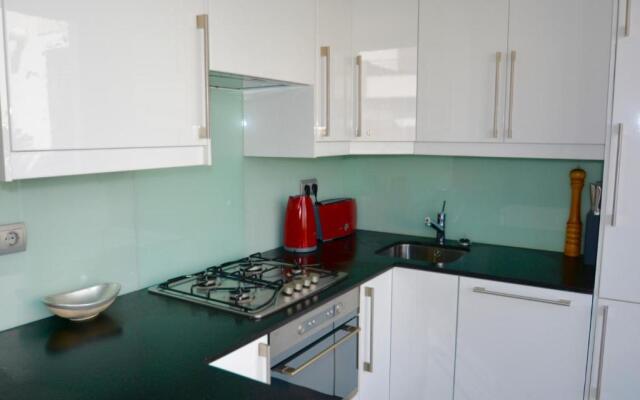 Chic Stylish Apartment with 2 Beds And Roof Terrac