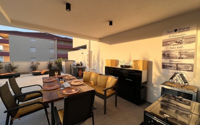 "sunshine Deluxe 80m2 Apartment With Pool, 50 m2 Garden Lounge and Outdoor Space"