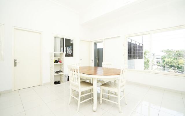 OYO 747 Cipunegara Residence