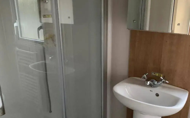 3 Bed Cabin - Sleeps 6 - Wifi, Free Parking, Pets