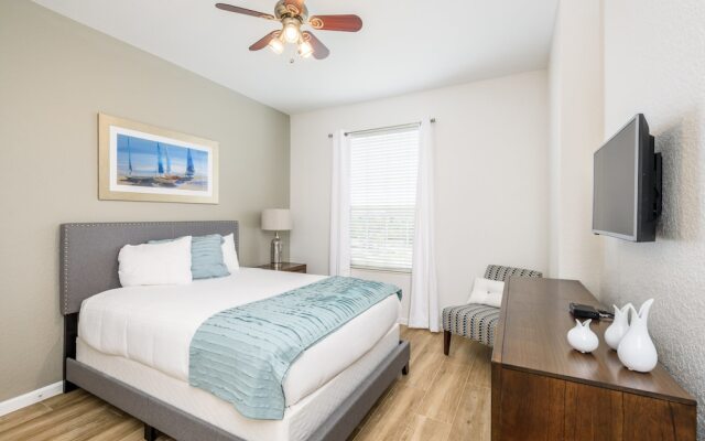 New Vista Cay Lyrica Near Pool Minutes to All Parks and Convention Center