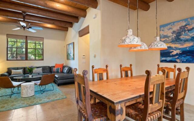 Casa Nona - Pristine Home in the Railyard District, Walk to The Plaza