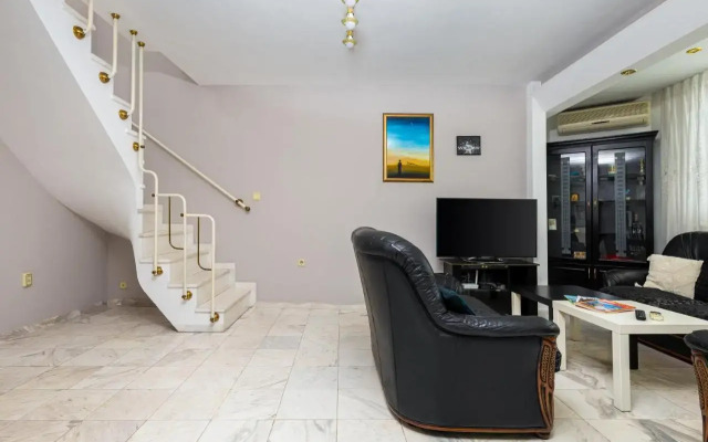 Spacious 2-Bedroom Maisonette in City Centre