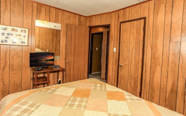 RedAwning Lakefront Retreat